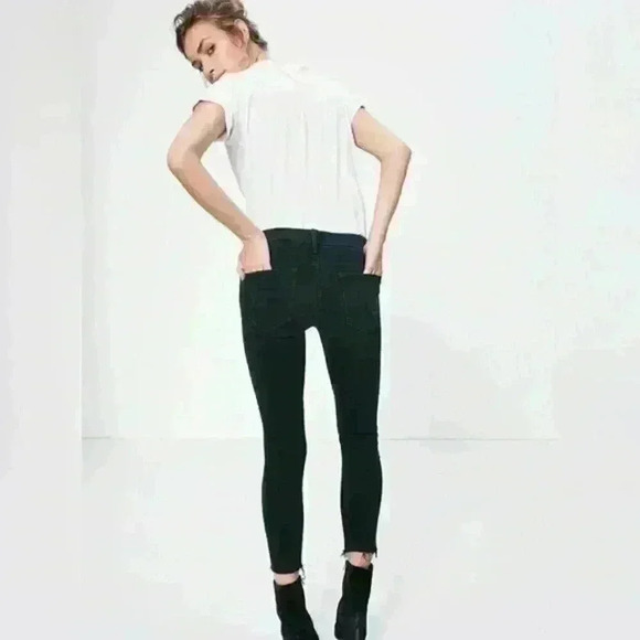 MOTHER High Waisted Looker Ankle Fray Jeans in Blackbird Wash size 27 - Picture 6 of 13